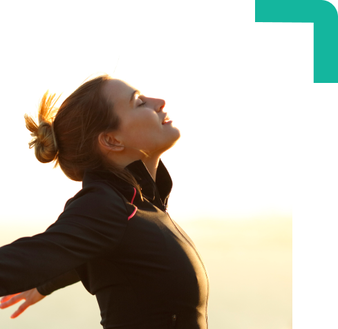 Mujer respirando al aire libre