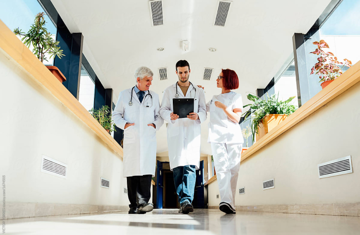 Profesionales sanitarios en un pasillo